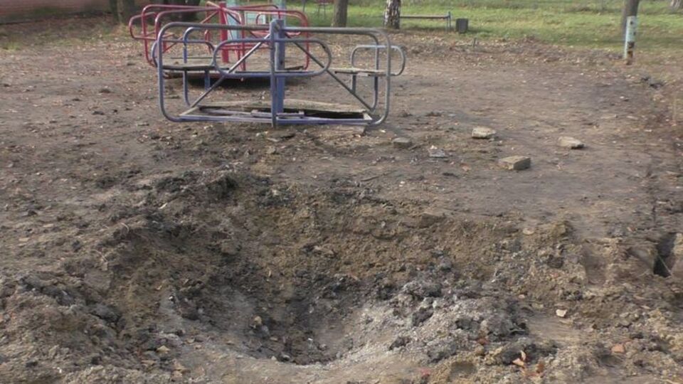 Воронка от снаряда на детской площадке