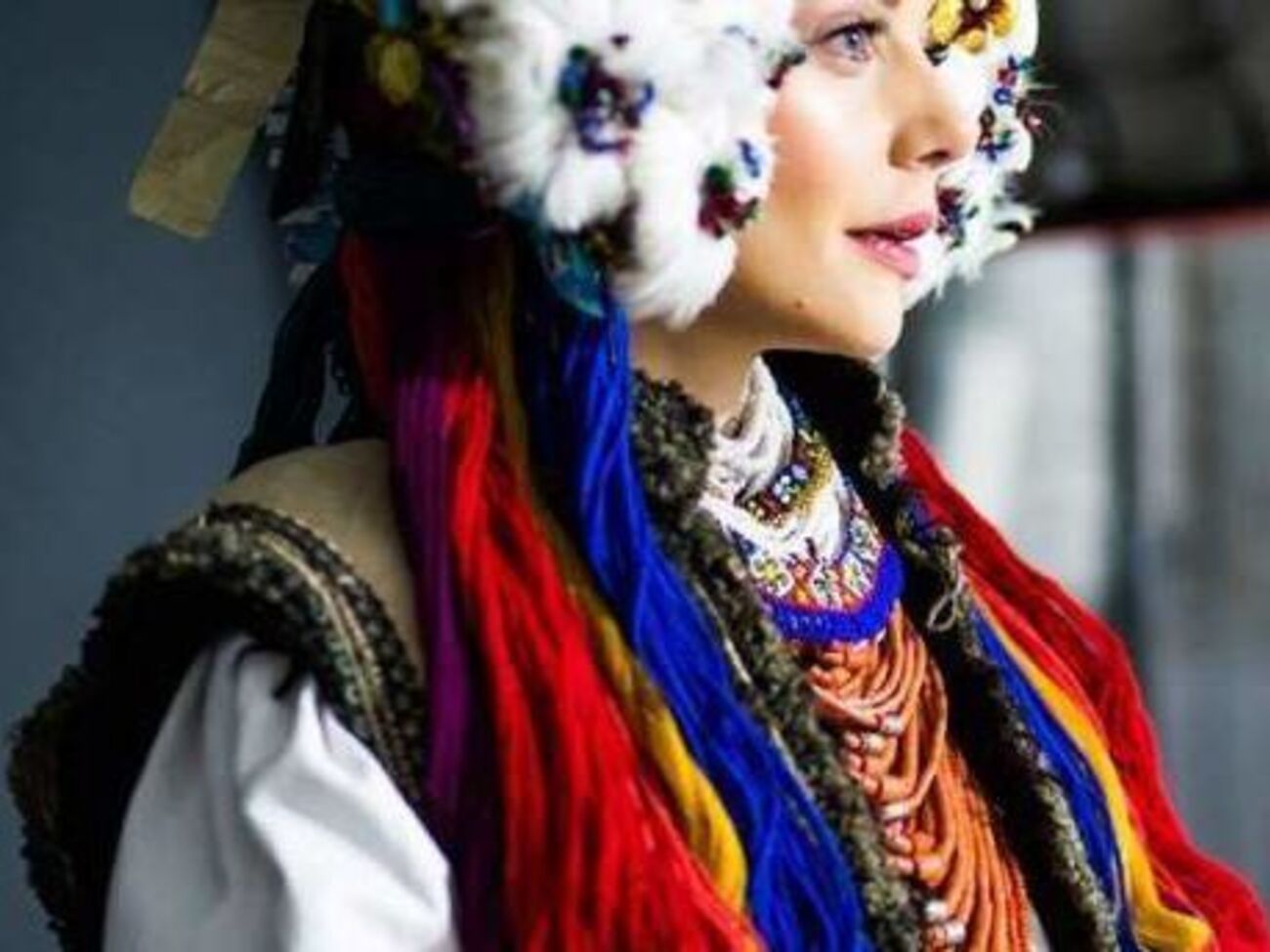 Тина Кароль предстала в традиционном наряде невесты