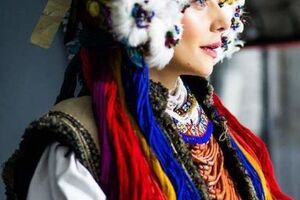 Тина Кароль предстала в традиционном наряде невесты