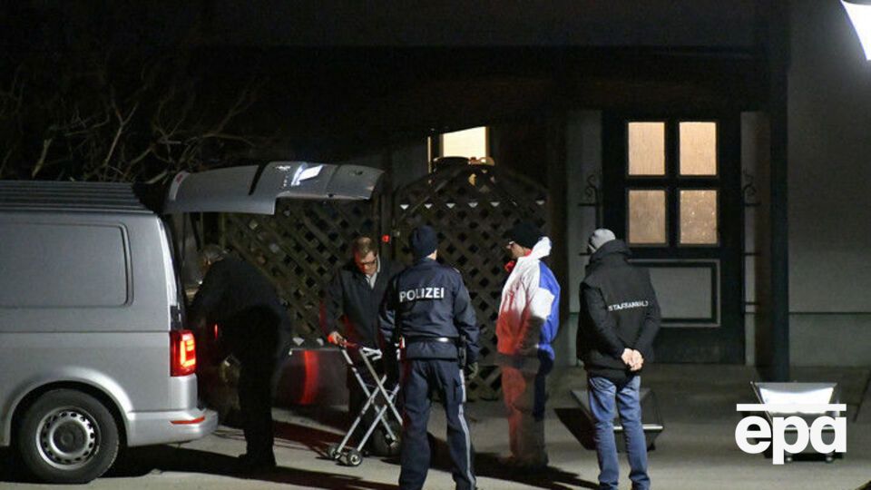 Полицейские возле дома, где разыгралась семейная драма