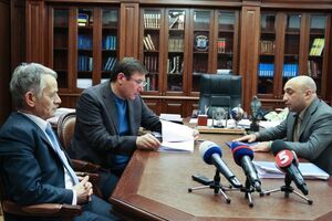 Прокурор Крыма Гюндуз Мамедов, генпрокурор Юрий Луценко и уполномоченный президента Украины по делам крымскотатарского народа Мустафа Джемилев встретились накануне Международного дня прав человека