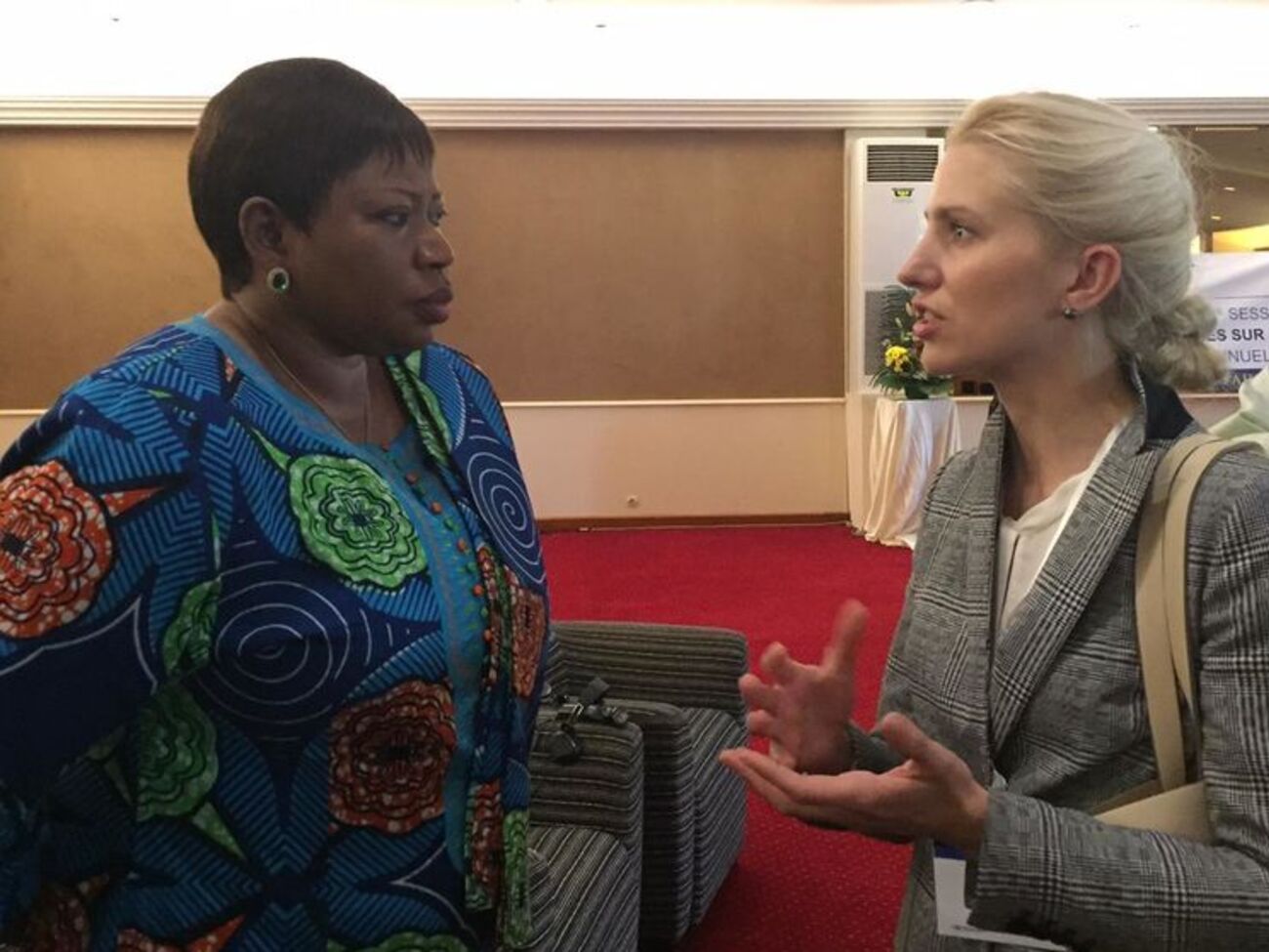 Светлана Залищук провела беседу с&nbsp;прокурором Международного уголовного суда Фату Бенсуда (слева)