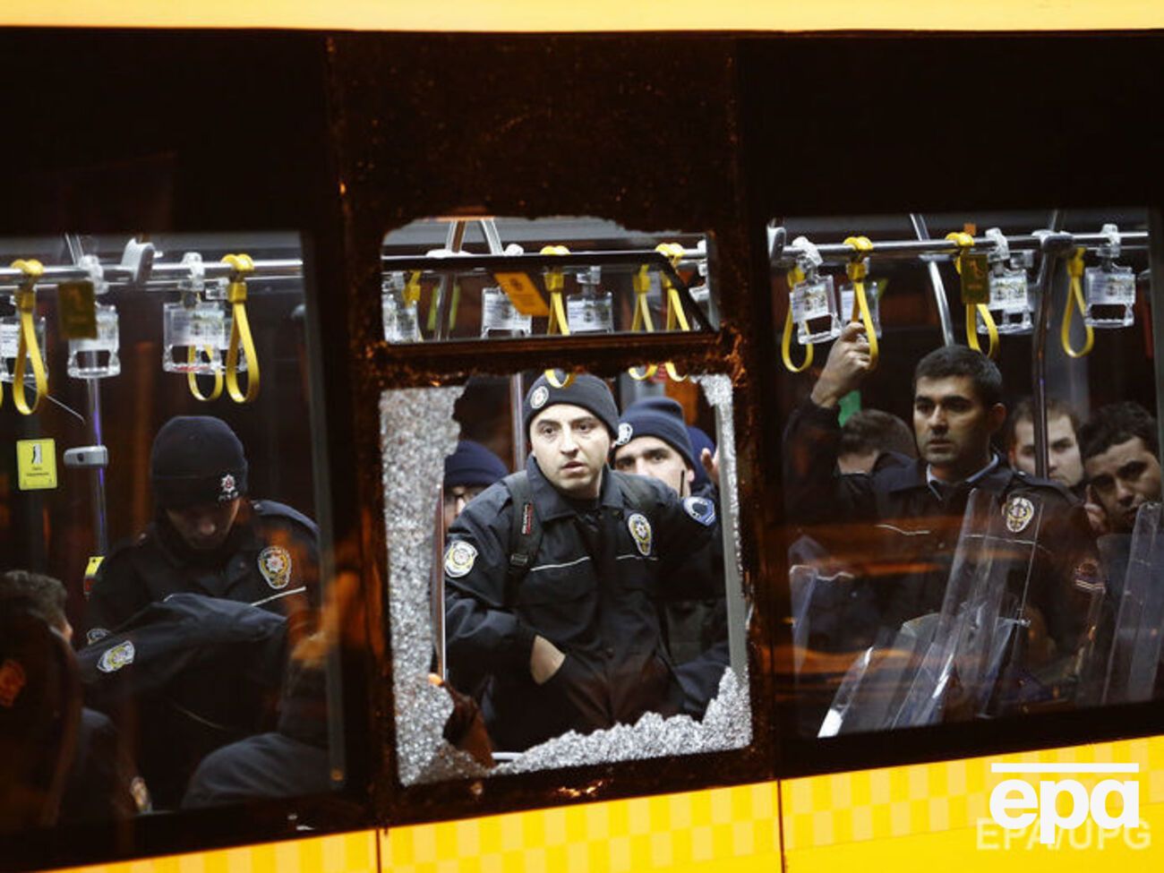 Машина со взрывчаткой взорвалась возле автобуса с полицией