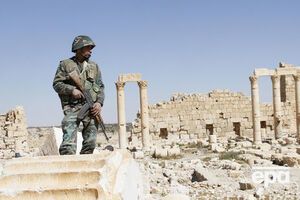 Отмечается, что сначала боевики получили контроль над цитаделью на западе Пальмиры, а потом "с молниеносной скоростью" захватили весь город
