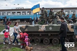 16 апреля 2014 года, местные жители и боевики "ДНР" блокируют украинскую бронетехнику в Краматорске