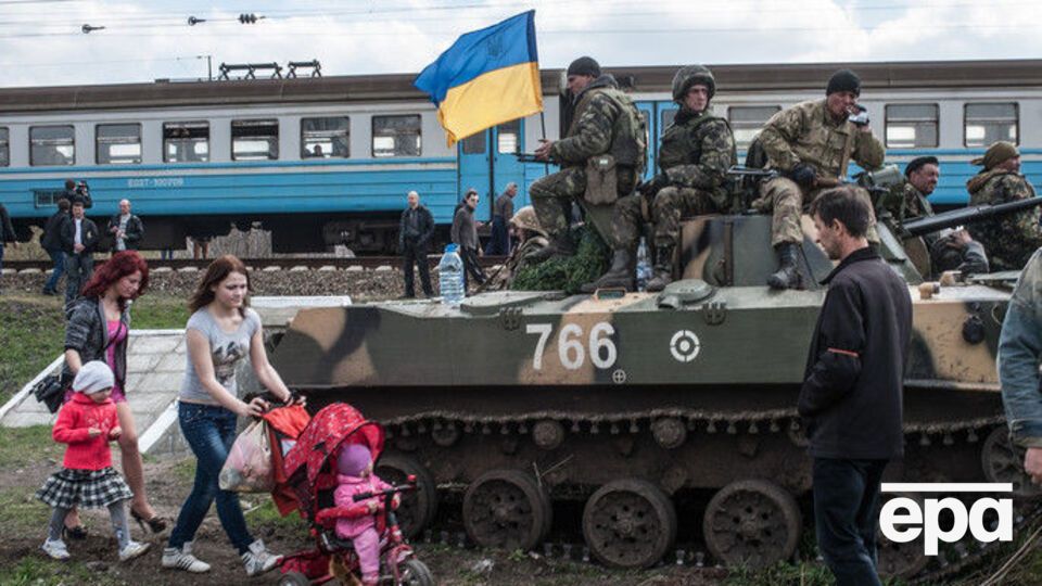 16 апреля 2014 года, местные жители и боевики "ДНР" блокируют украинскую бронетехнику в Краматорске