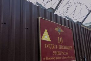 В Санкт-Петербурге возле полицейских участков расклеили знаки "Не влезай, убьет". Фоторепортаж