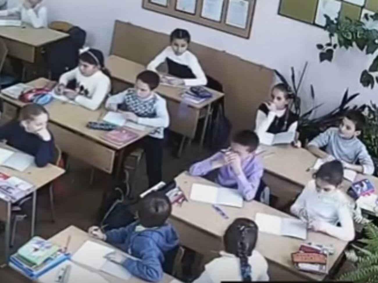 Гимн Украины в школе включили через веб-камеру