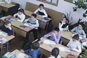 Гимн Украины в школе включили через веб-камеру