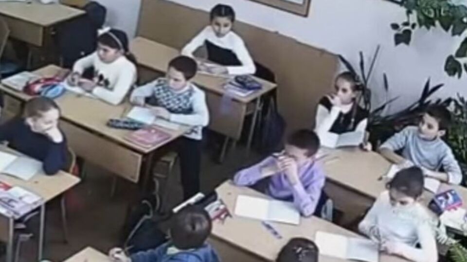 Гимн Украины в школе включили через веб-камеру