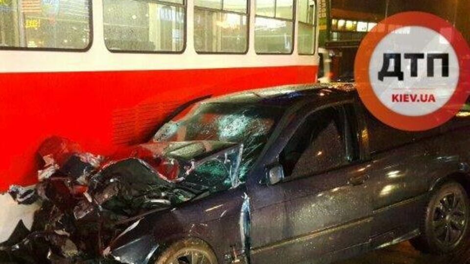 Водитель BMW ехал на красный свет