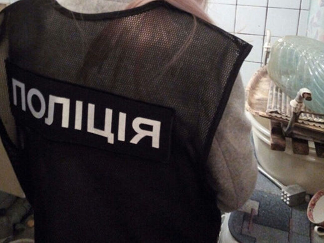 Полицейские изучают место убийства
