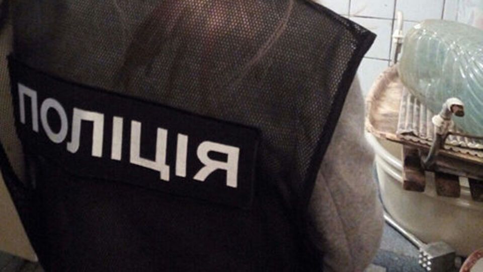 Полицейские изучают место убийства