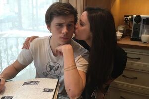 Бруклин Бекхэм показал снимок из прошлого своей мамы