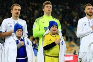 Мальчик вышел на поле с вратарем клуба