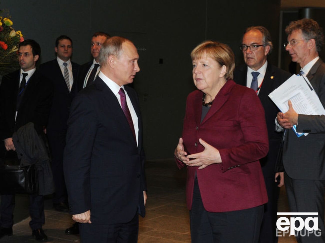 Путин обсудил с Меркель ситуацию в Украине