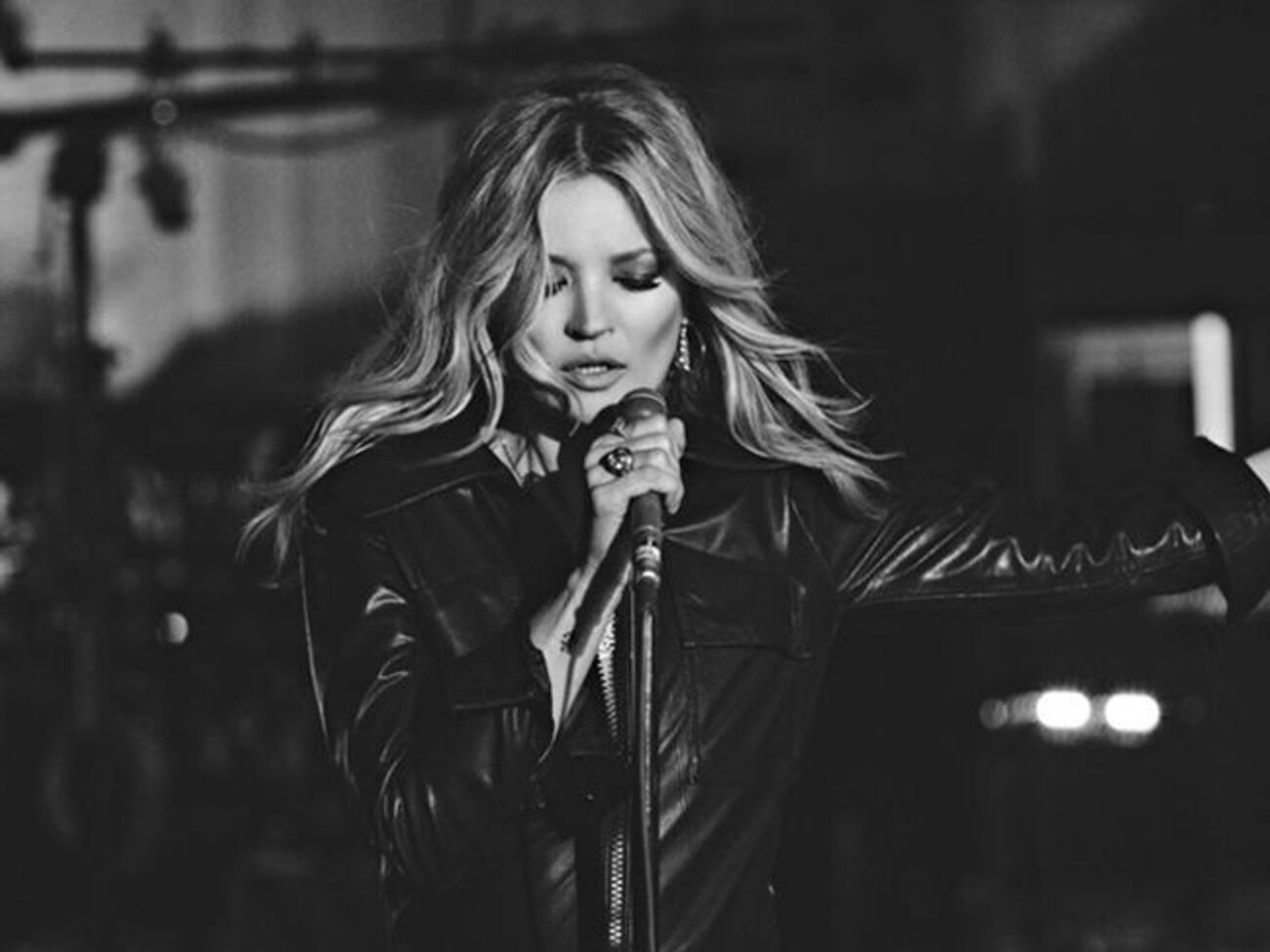 Мосс снялась в образе звезды рок-н-ролла