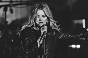 Мосс снялась в образе звезды рок-н-ролла