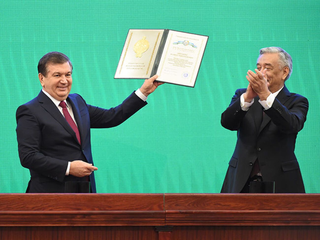 Мирзиеев (слева) официально вступил в должность президента Узбекистана