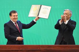 Мирзиеев (слева) официально вступил в должность президента Узбекистана
