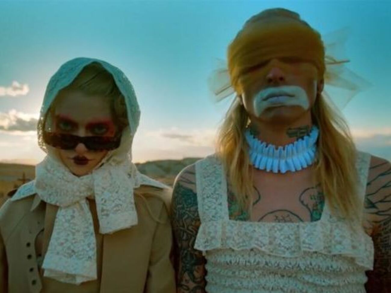 Моделям для новой рекламы нанесли яркий грим