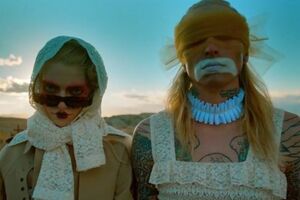 Моделям для новой рекламы нанесли яркий грим