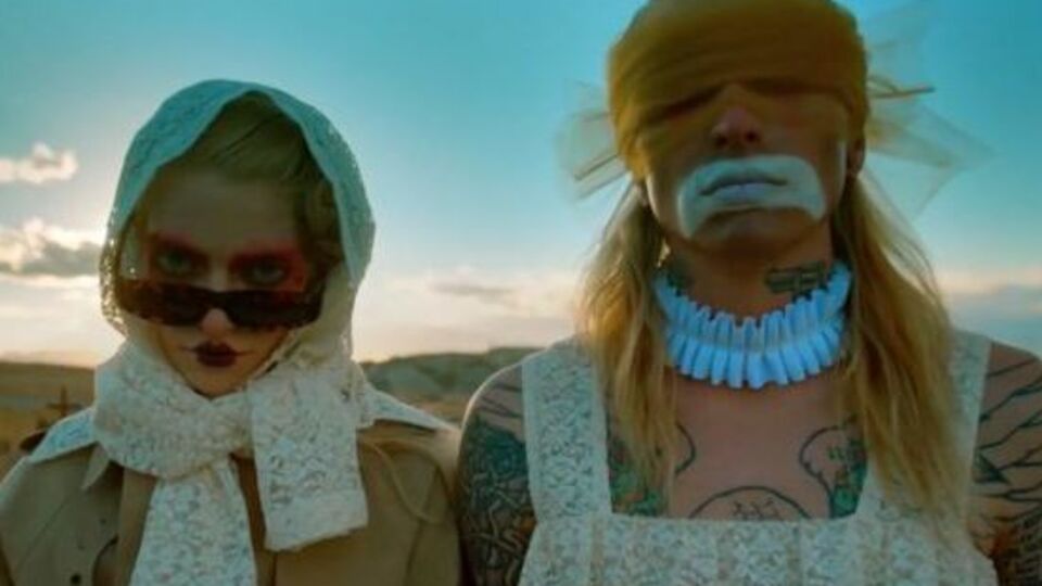 Моделям для новой рекламы нанесли яркий грим