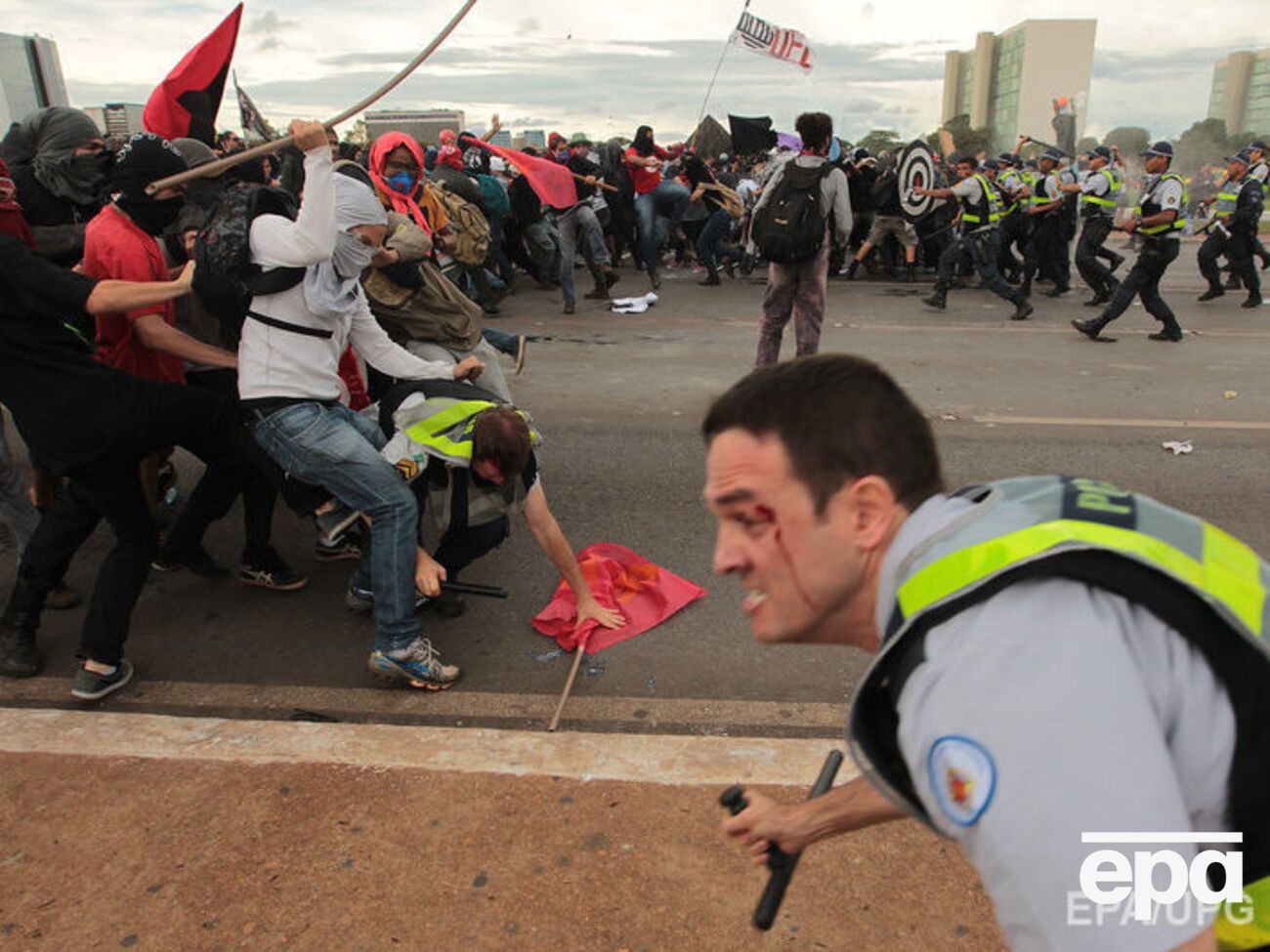 Бразильцы вышли на улицы страны с протестами