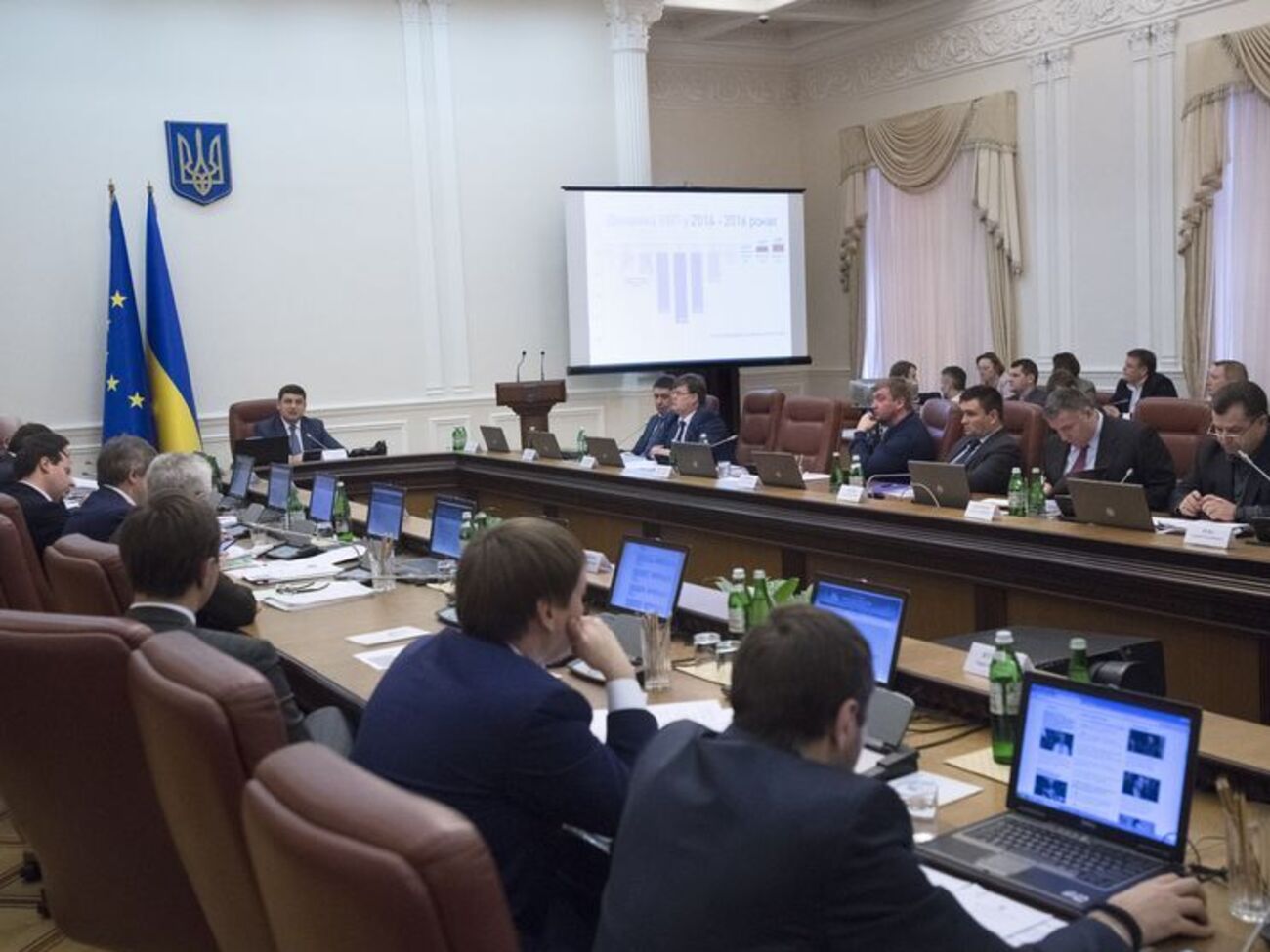 Кабмин принял решение о повышении зарплат учителям