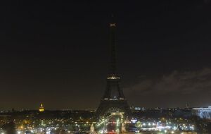 Эйфелева башня осталась без освещения