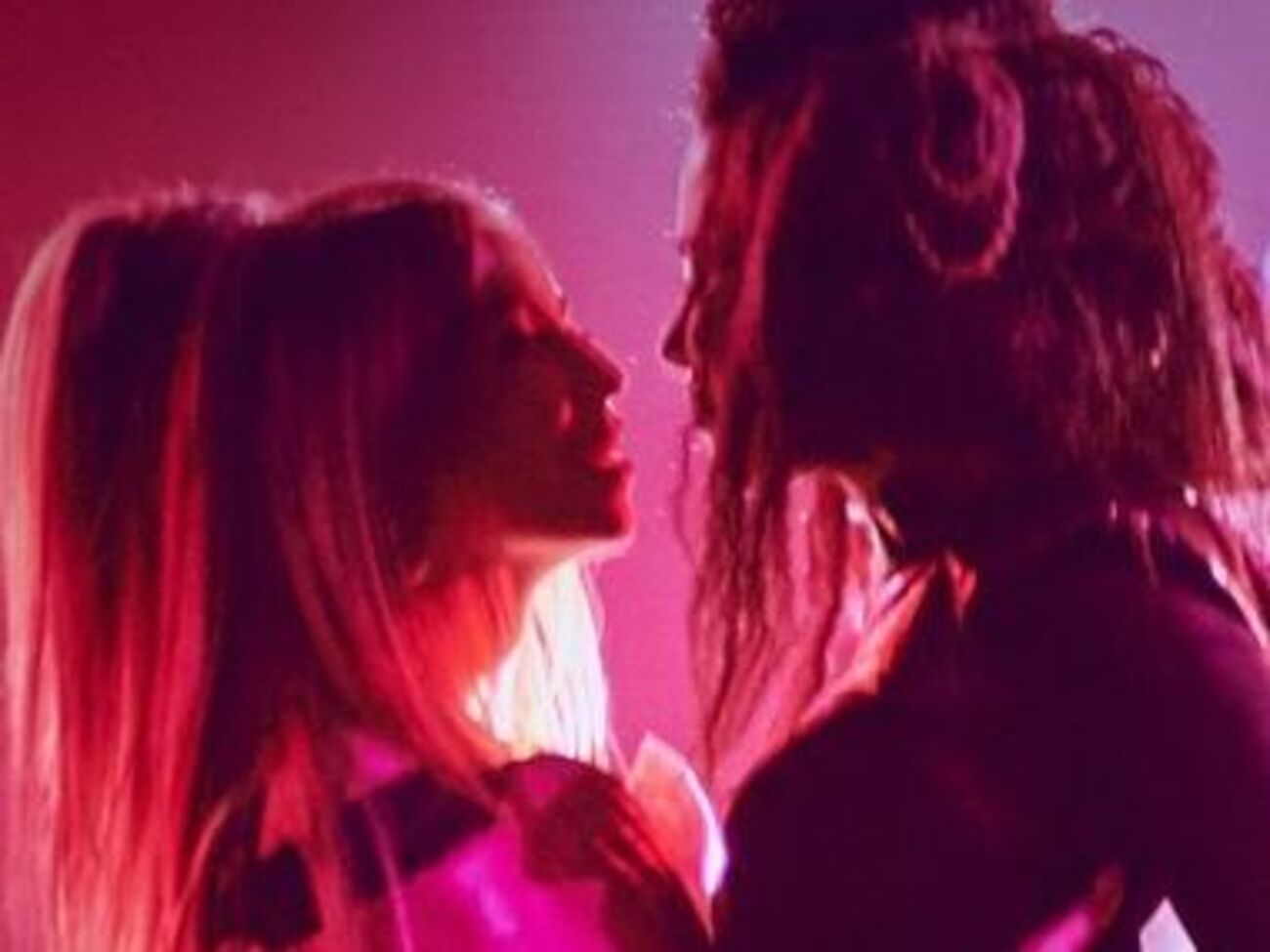 Дорофеева и Каменских страстно поцеловались на сцене