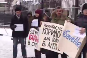 На акции звучат лозунги "Путин, что тебе снится?" и "Мы не знаем, как это остановить, но без нас это точно не остановится"