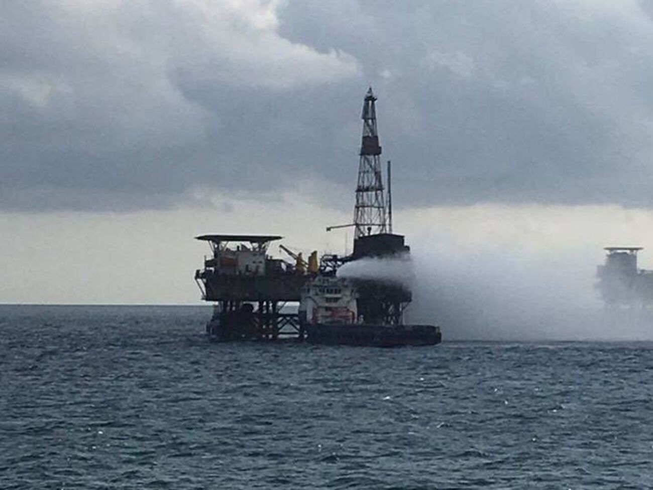На пункте сбора нефти в Каспийском море в Азербайджане рухнула&nbsp;часть эстакады