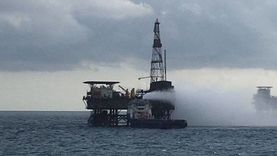 На пункте сбора нефти в Каспийском море в Азербайджане рухнула часть эстакады