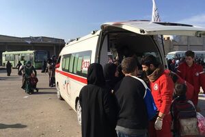 Красный Крест сопровождает эвакуируемых