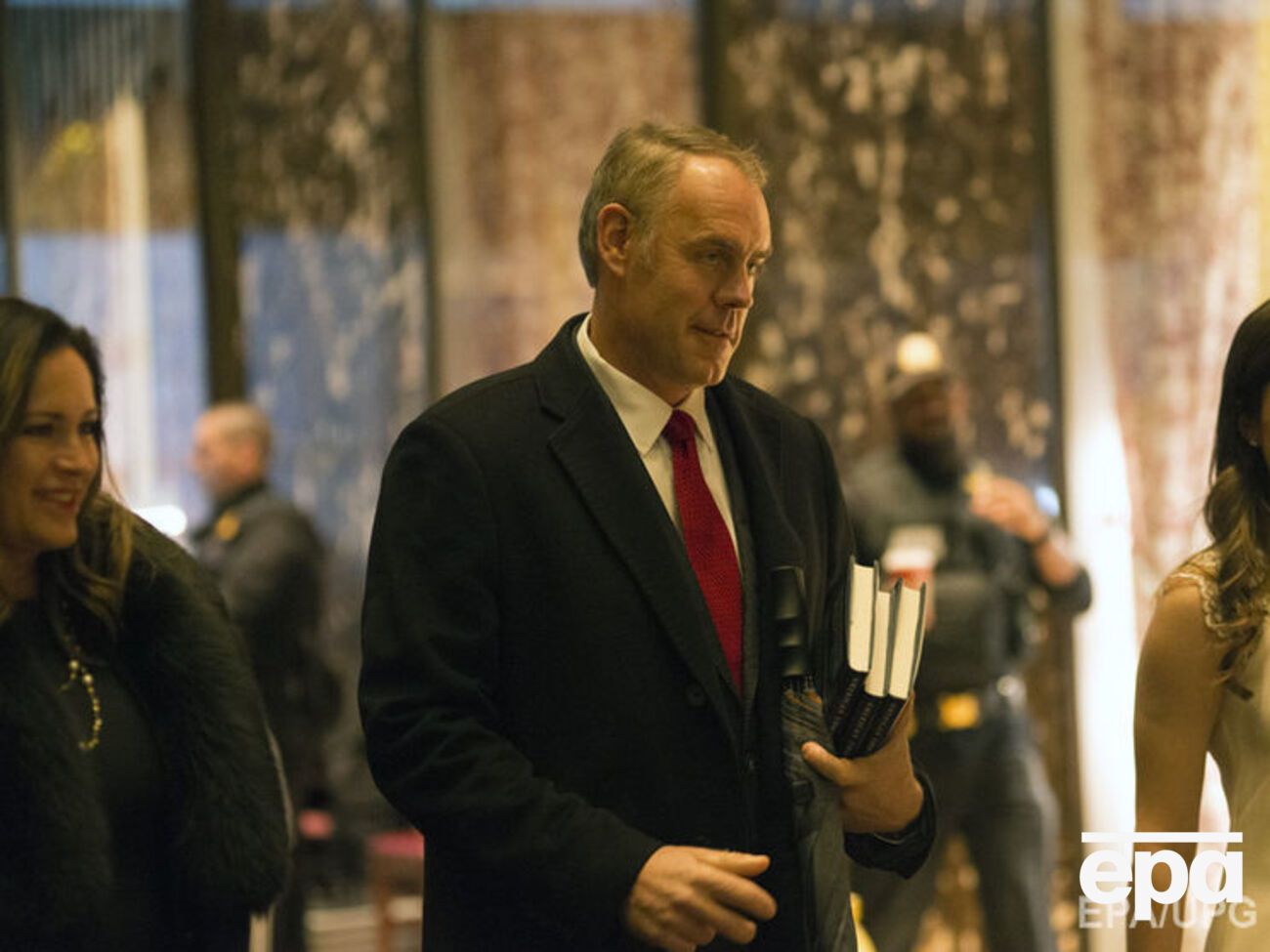 Зинке на протяжении 23 лет служил в силах&nbsp;специальных операций&nbsp;ВМС США, а в 2014 году был избран в Палату представителей