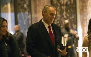 Зинке на протяжении 23 лет служил в силах специальных операций ВМС США, а в 2014 году был избран в Палату представителей
