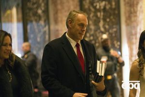 Зинке на протяжении 23 лет служил в силах специальных операций ВМС США, а в 2014 году был избран в Палату представителей