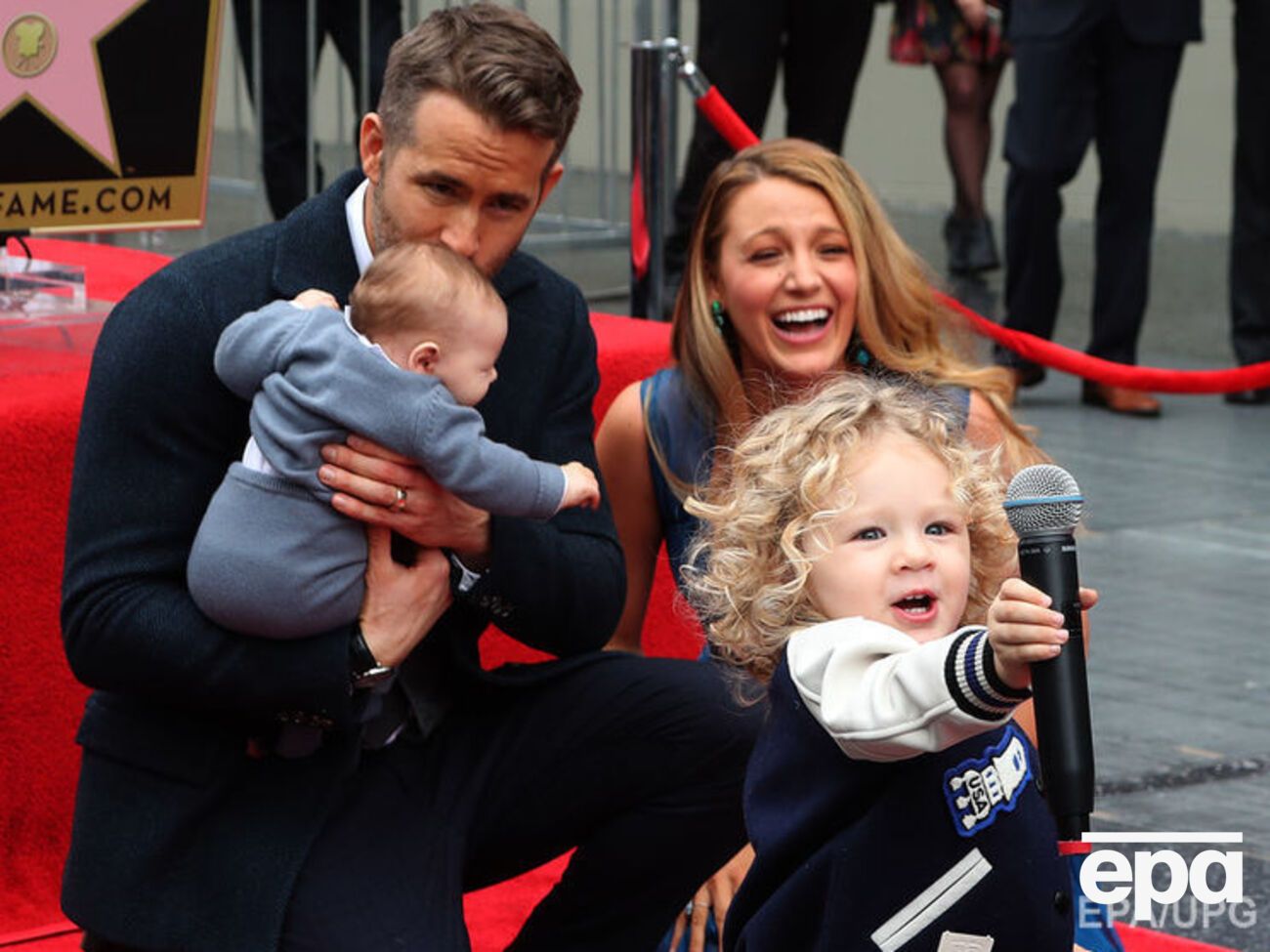 Рейнольдс показал всю свою семью на открытии его именной звезды на Аллее славы