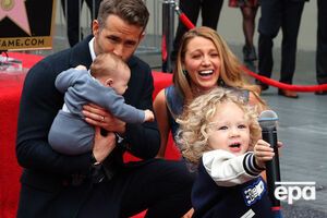 Рейнольдс показал всю свою семью на открытии его именной звезды на Аллее славы