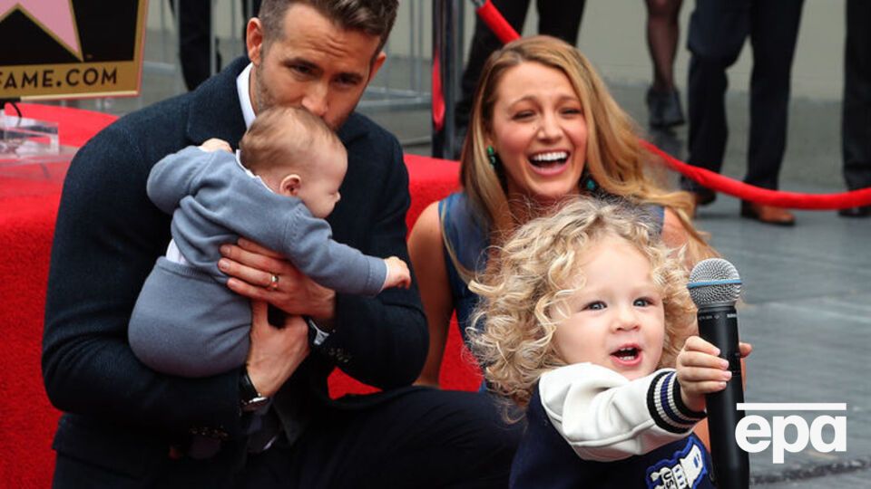 Рейнольдс показал всю свою семью на открытии его именной звезды на Аллее славы