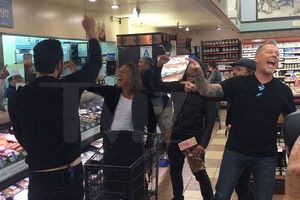 Музыканты устроили перформанс в супермаркете Лос-Анджелеса