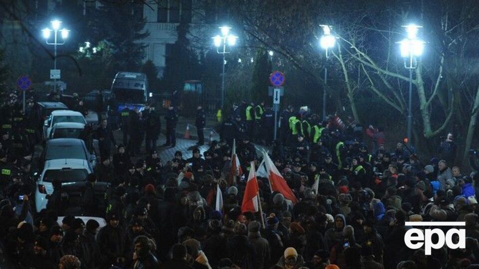 Протестующие собрались под зданием Сейма в Польше
