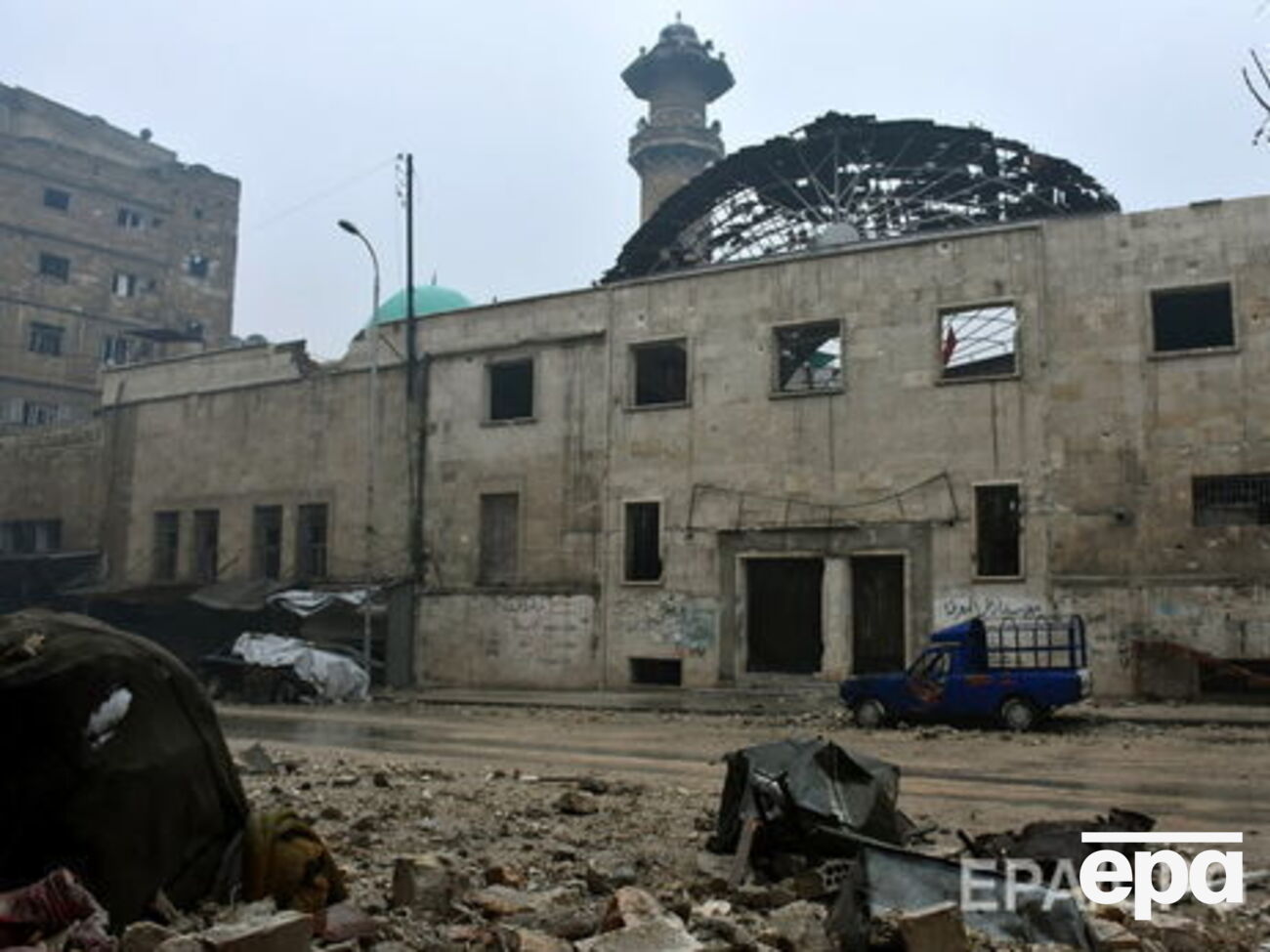 Сирийцев эвакуируют из разрушенного Алеппо