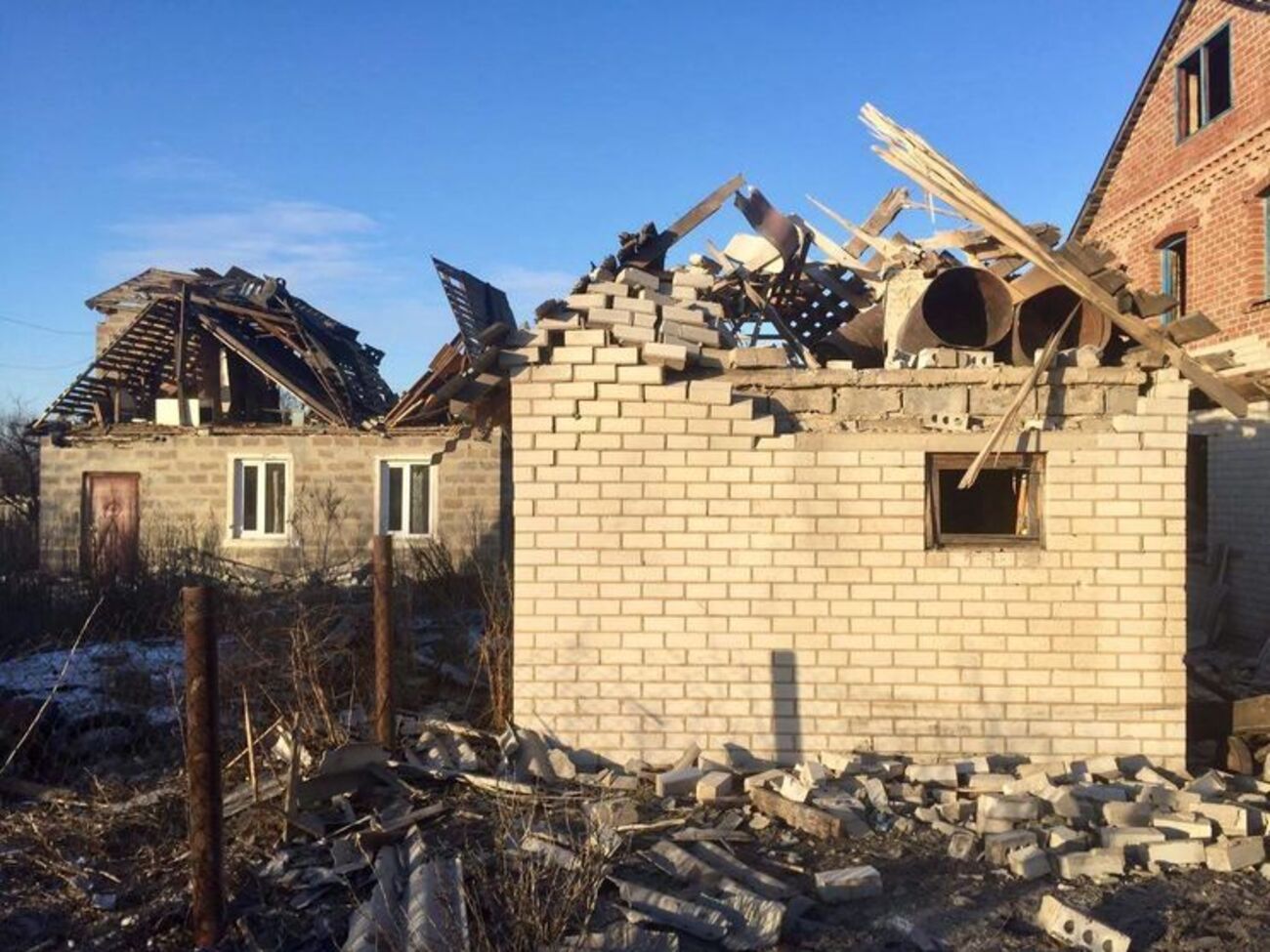 Последствия обстрела поселка Водяное боевиками