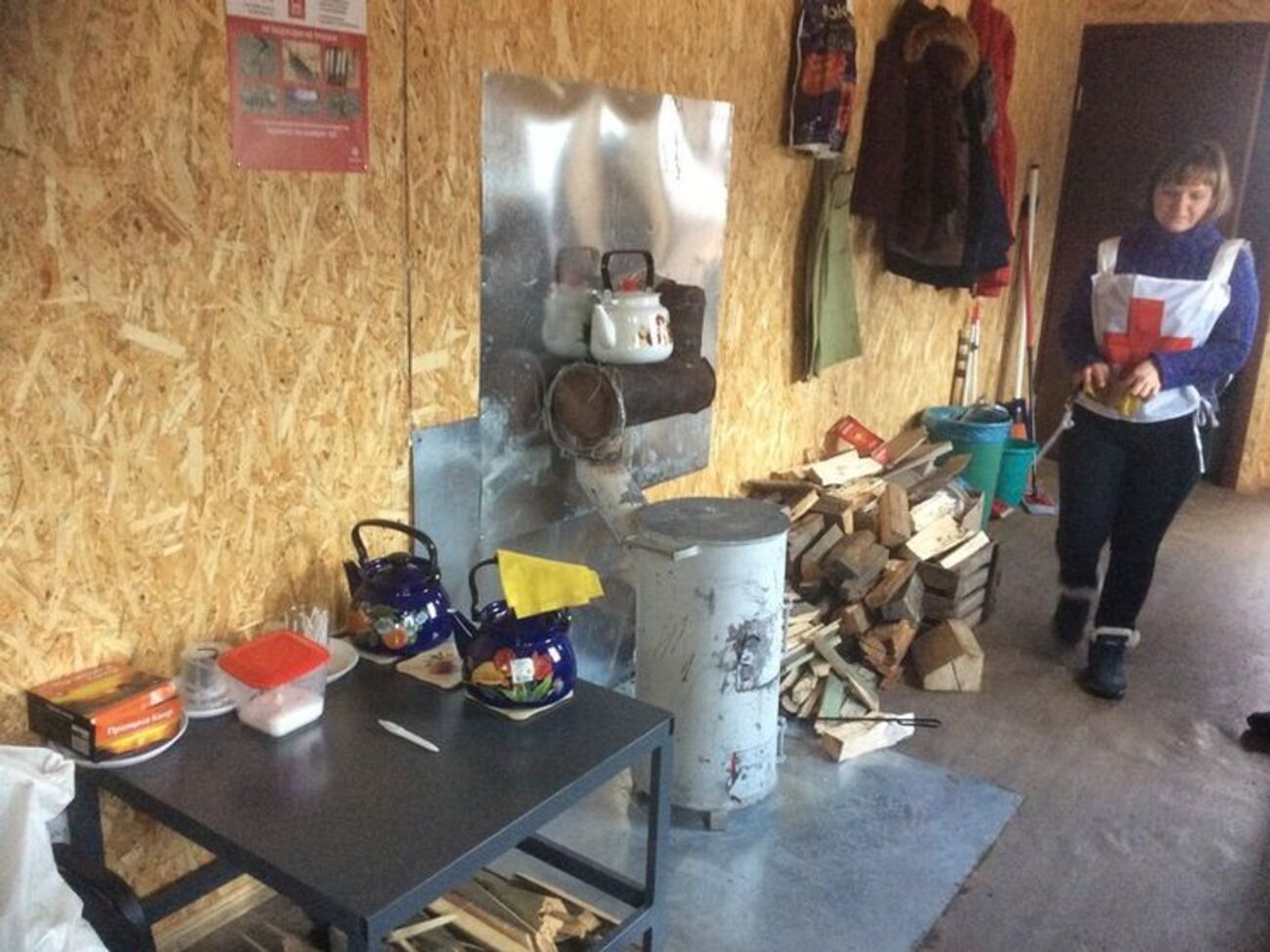 Посетителям предлагают горячий чай, они могут воспользоваться пеленальным столиком и скамейками для отдыха