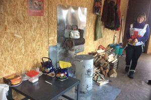 Посетителям предлагают горячий чай, они могут воспользоваться пеленальным столиком и скамейками для отдыха