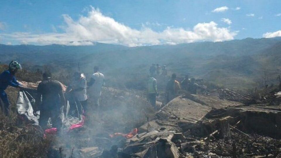 Самолет упал на востоке Индонезии
