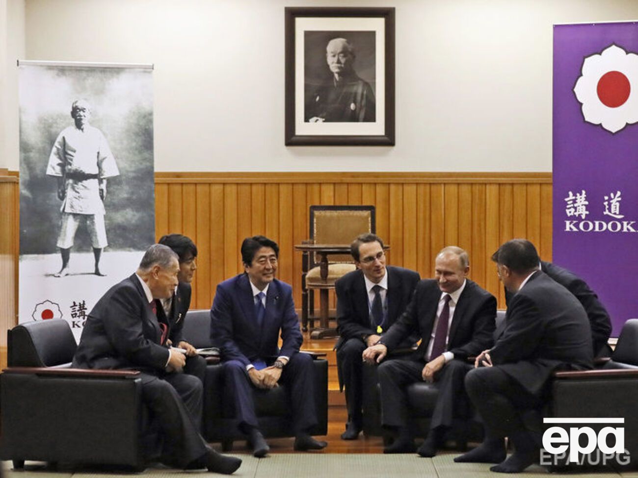 В Японии фотографы&nbsp;запечатлели Путина в носках