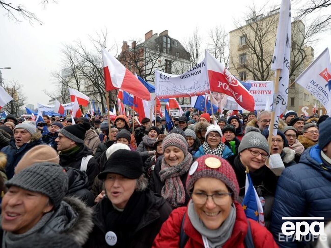 Поляки продолжают митинговать